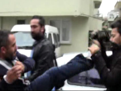 Gazeteciye tekme!