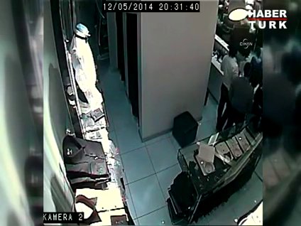 Soyunma kabininde soyuldu