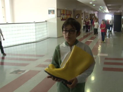 O işçiye çizme aldı