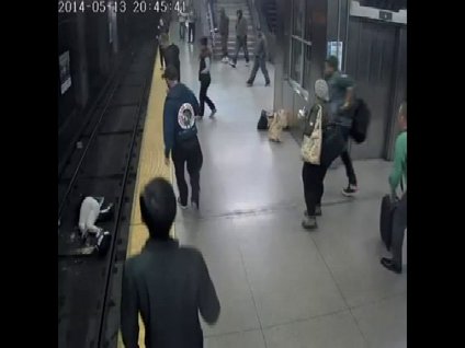 Metro hattına düşen kadın ölümden döndü!