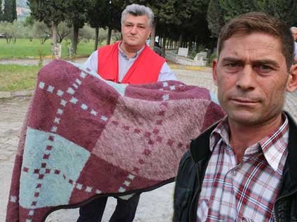 Ahmet Yankın kardeşinin cenazesinin taşındığı battaniyeyi Kızılay'a iade etti
