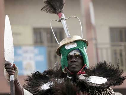 Eli mızraklı avcılar Boko Haram terör örgütünün peşine düştü