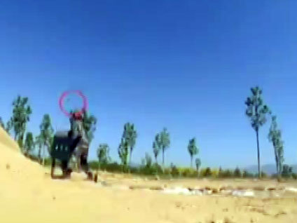 Asker el bombasını atamayınca...