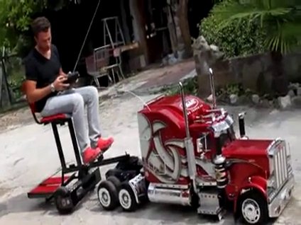 Oyuncak kamyonla yolculuk