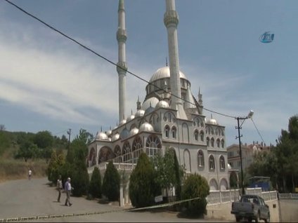 Deprem sırasında camii minaresi yıkıldı
