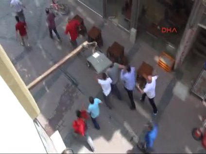 Çığlık çığlığa kaçış