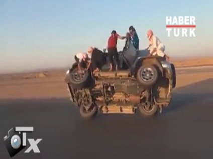 Seyir halinde Jeepin lastiklerini değiştirdiler