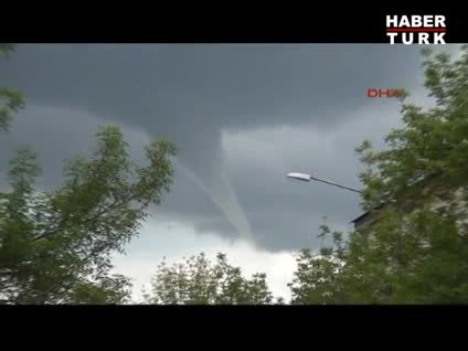 Yurt geneli yağışa teslim olurken Kars kent merkezinde hortum paniği yaşandı