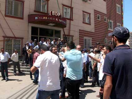 Diyarbakır'da ailelerin BDP'ye PKK tepkisi