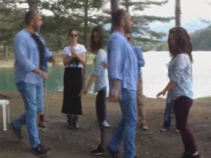 Öykü Çelik set arasında kafe dansı oynamayı öğreniyor