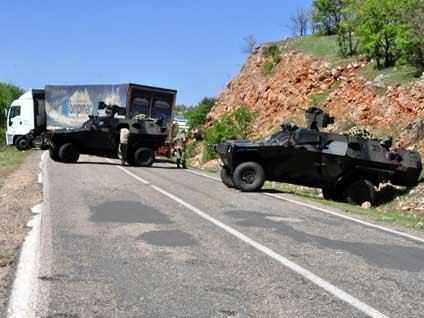 Diyarbakır'da yol kesen örgüt üyeleri bir askeri kaçırdı
