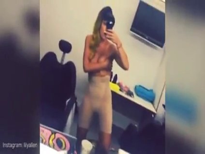 Üstsüz şarkı söyleyip dans etti