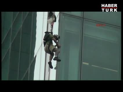 Sapphire binasında asılı kalan paraşütçünün kurtarılma anı