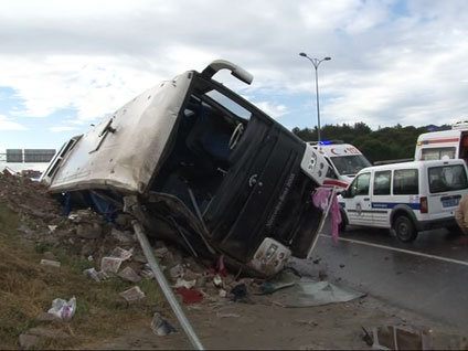 Kemerburgaz'da otobüs devrildi
