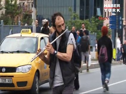 Polis eylemcileri kovaladı, o yan flüt çaldı