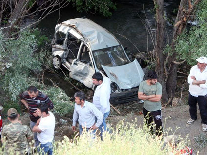 Adıyaman'da tarım işçilerini taşıyan araç şarampole devrildi 4 işçi öldü