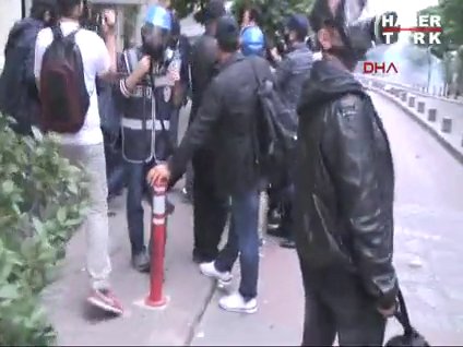 Eylemciyle sivil polis böyle boğuştu