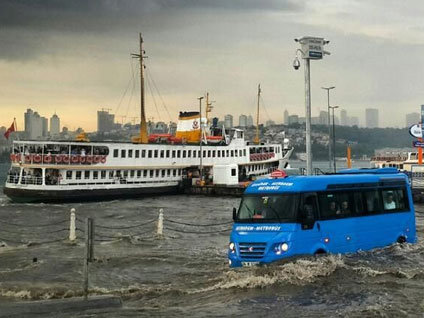 İstanbul'da yağan yağmur kentte bu görüntülere neden oldu