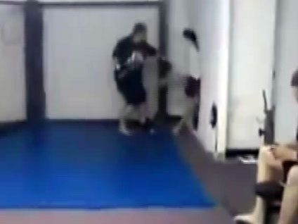 Tek yumrukta duvarın içine soktu!