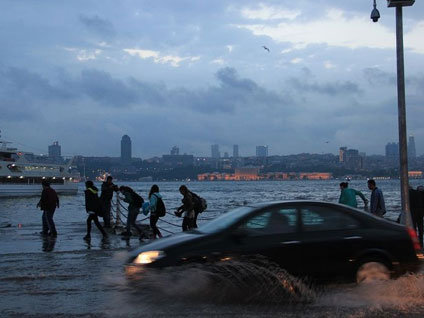 Üsküdar'a yağan yağmur ilçede yine aynı manzaraların yaşanmasına neden oldu