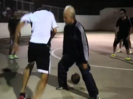 Futbol cambazı dedeye dikkat!