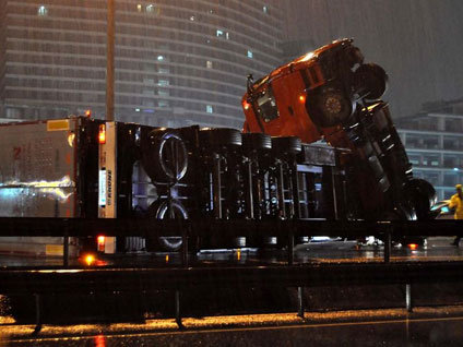 TEM'de yaşanan kazalar trafiği kilitledi