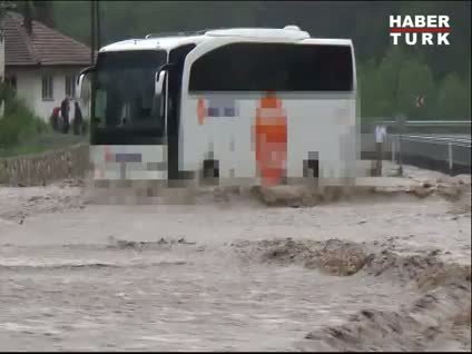 Bolu'da bir yolcu otobüsünü sel sürükledi