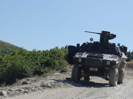 PKK militanları askerlere uzun namlulu silah ve roketle saldırdı