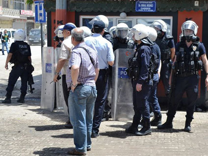 Lice'deki olaylarda güvenlik güçlerinin silahlarına el konuldu