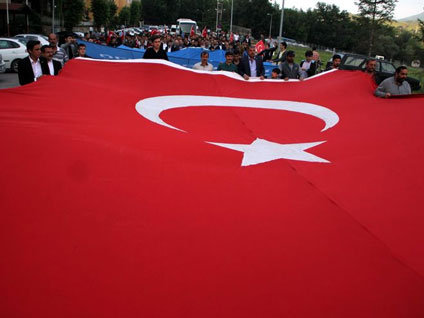 Türkiye'de binlerce kişi Türk bayraklarıyla sokağa döküldü