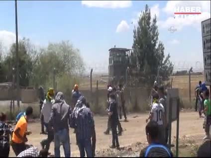 Diyarbakır Lice'de Türk bayrağını indirenin kimliği belirlendi