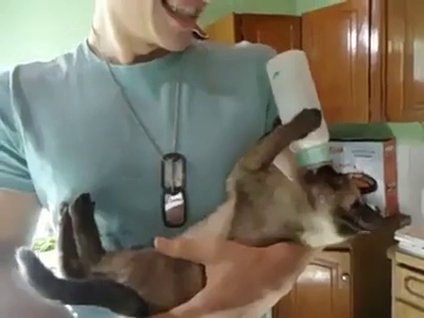 Kendini bebek zanneden kedi!