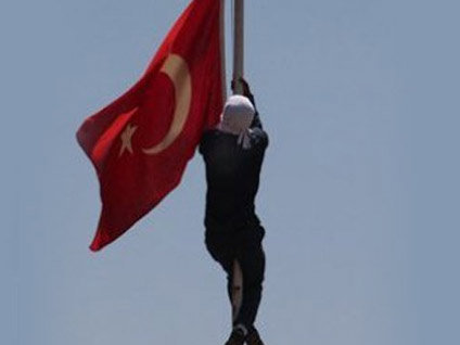 Bayrağı indirenin kimliği belirlendi