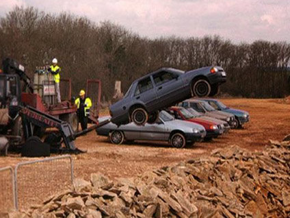 Eski arabalarla dart oynamak