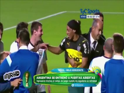Çakma Ronaldinho Messi'ye koştu!