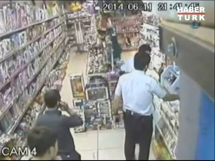 Bağcılar'da küçük bir çocuğa zorla hırsızlık yaptırdılar