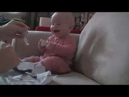 Bu bebek gülmeye bahane arıyor
