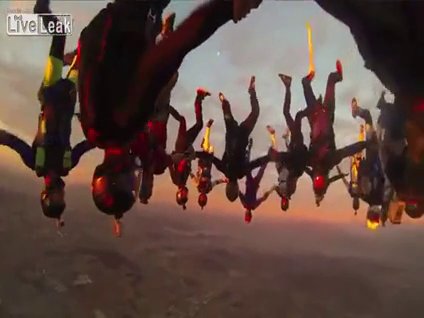 64 kişi aynı anda baş aşağı atlarsa