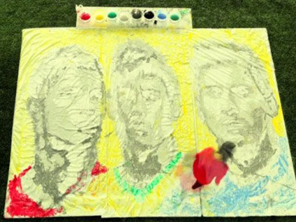 Topla ünlü oyuncuların portresini çizdi