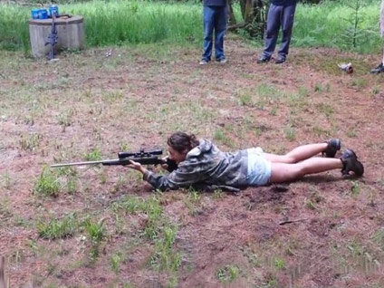 Kızın dürbünlü tüfekle imtihanı