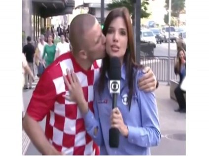 Fanatik taraftardan muhabire öpücük!