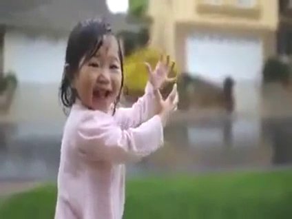 İlk defa yağmur gören bebeğin mutluluğu...