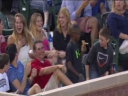 Bir topla kızı tavladı!