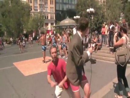 Muhabirin pantolonunu aşağı indirdi