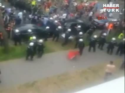 Polis Türk bayrağını yere atınca...