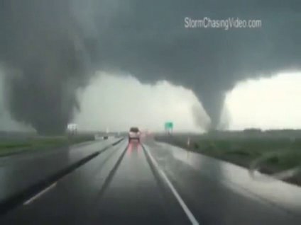 İki hortumun arasında kaldılar