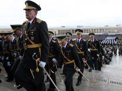 Balyoz sanığı muvazzaf subaylar görevlerine geri dönecek