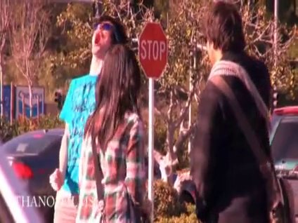 Kötü adam gülüşüyle dikkat çekmek