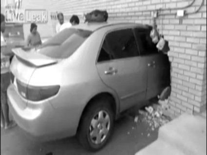 Markete dalan arabalar