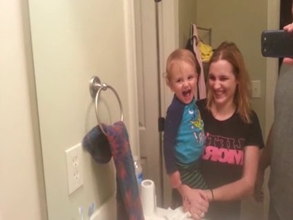 Aynada kaşlarını keşfeden bebek